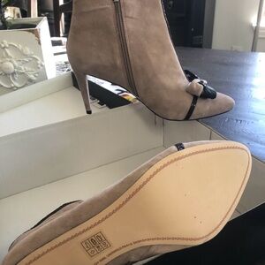 Karl Lagerfeld Paris Taupe Suede Ankle Booties with Black Trim & Bow • Size 9